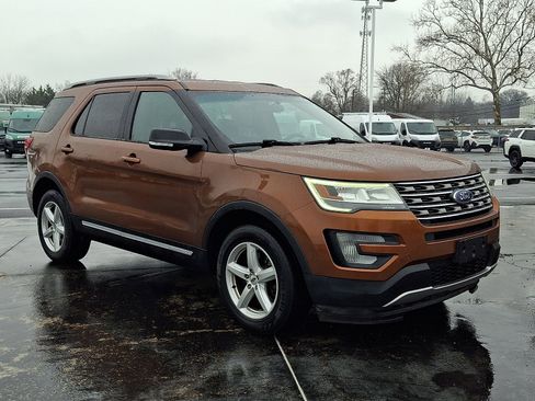 Used 2017 Ford Explorer XLT AWD/4WD image 3