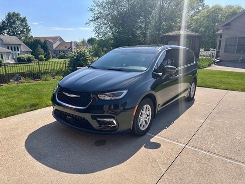Used 2023 Chrysler Pacifica Touring-L FWD image 12