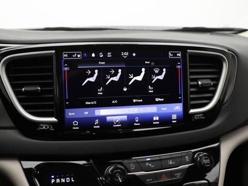 Used 2024 Chrysler Pacifica Touring-L image 21