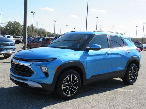 Used 2025 Chevrolet TrailBlazer LT w/ Driver Confidence Package image 3