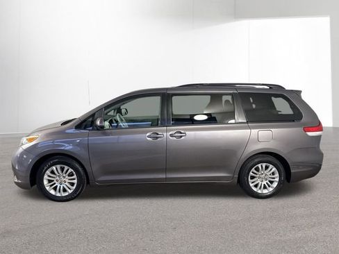 Used 2013 Toyota Sienna XLE image 30