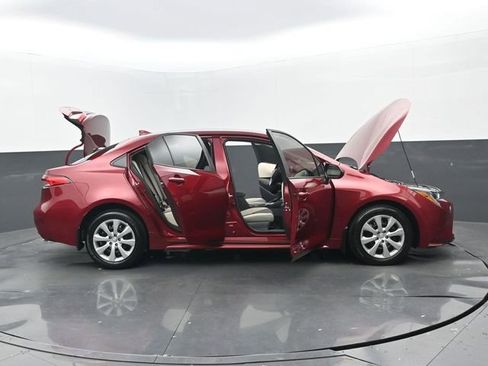 Used 2025 Toyota Corolla LE image 32