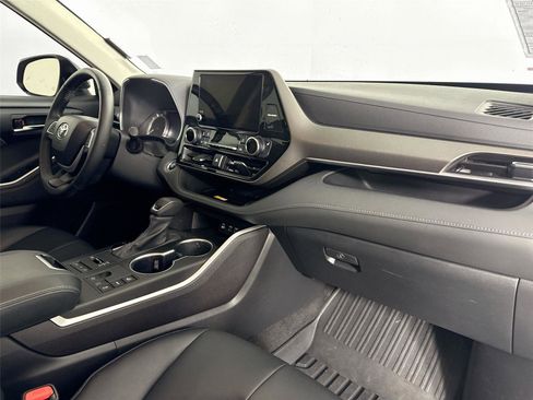 Certified 2024 Toyota Highlander XLE image 49