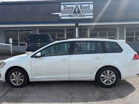 Used 2016 Volkswagen Golf S image 2