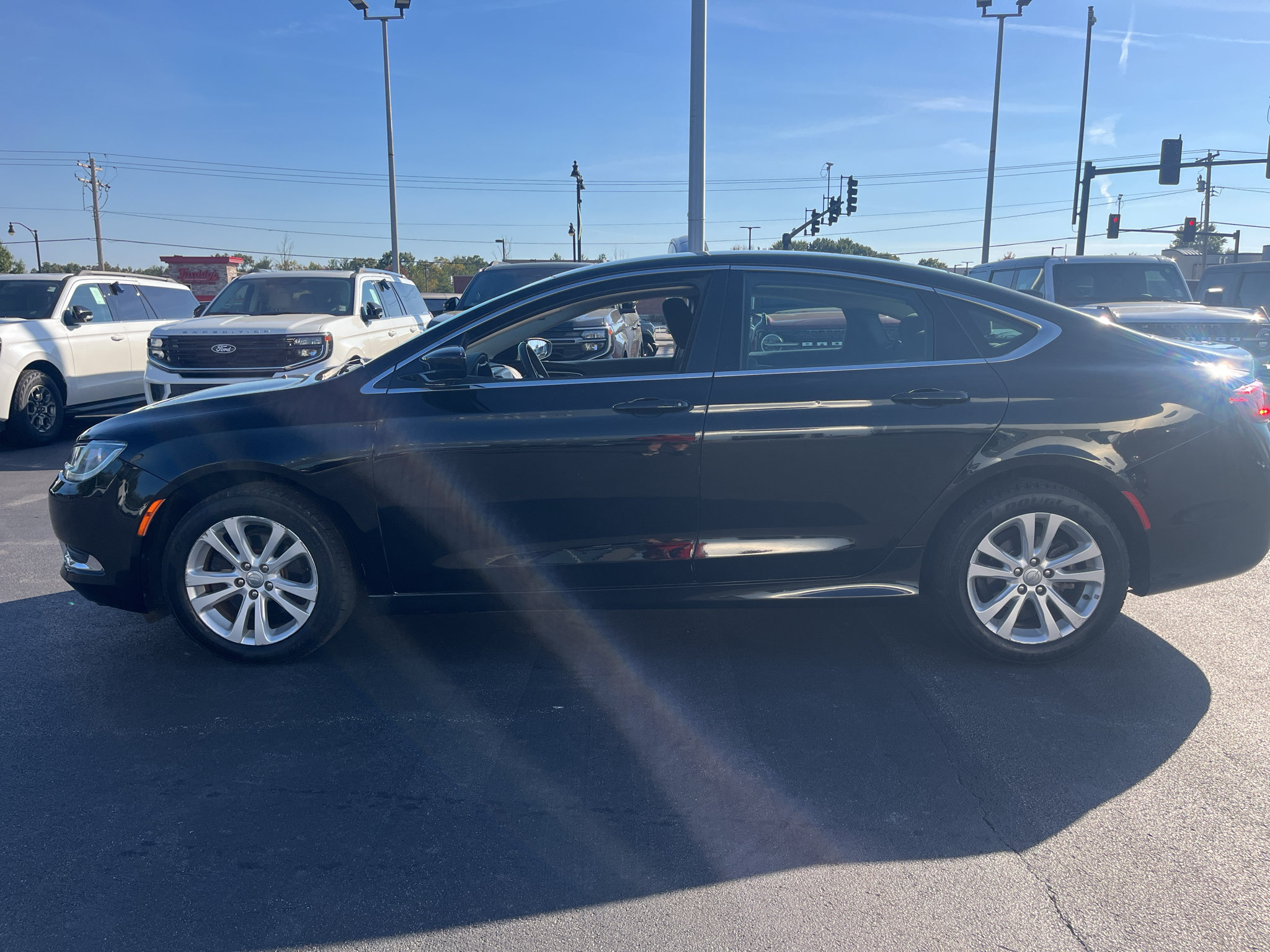 Used 2016 Chrysler 200 Limited w/ Convenience Group FWD image 4