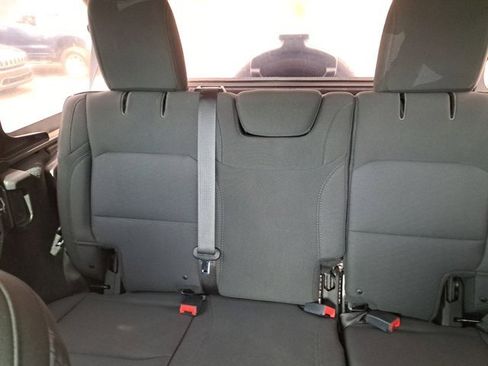 Used 2018 Jeep Wrangler Unlimited Sahara image 5