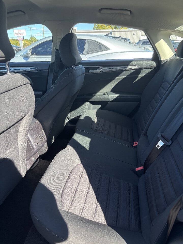 Used 2018 Ford Fusion SE FWD image 7