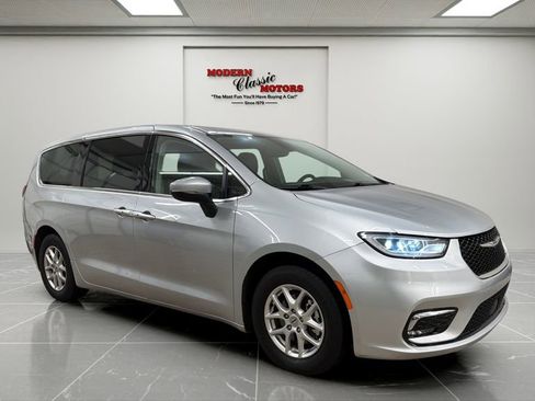 Used 2023 Chrysler Pacifica Touring-L FWD image 1