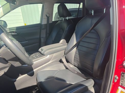 Used 2022 Toyota Highlander XLE image 13