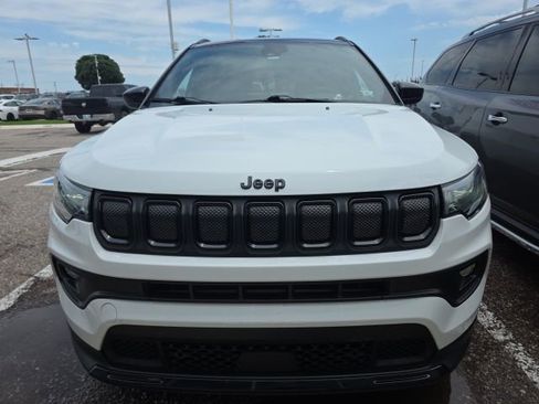Used 2022 Jeep Compass Latitude FWD image 2
