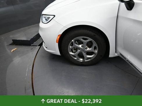Used 2023 Chrysler Pacifica Limited FWD image 15