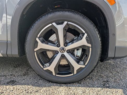 New 2025 Volkswagen Tiguan SE image 10