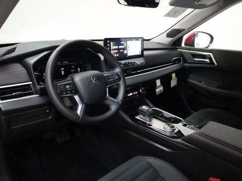 New 2025 Mitsubishi Outlander SE image 5
