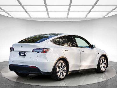 Used 2021 Tesla Model Y Long Range image 4