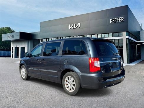Used 2014 Chrysler Town & Country Touring image 6