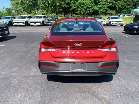 Certified 2025 Hyundai Elantra SE w/ Cargo Package FWD image 4