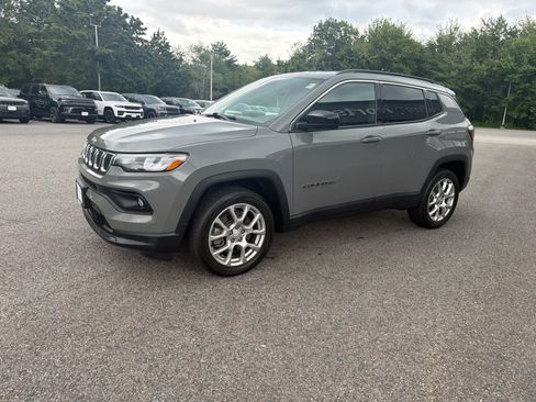Used 2023 Jeep Compass Latitude AWD/4WD image 4