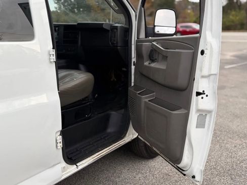 Used 2017 GMC Savana 2500 image 13