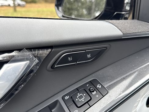 New 2025 Kia Niro SX Touring image 16