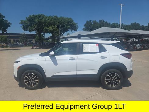 Used 2025 Chevrolet TrailBlazer LT AWD/4WD image 2