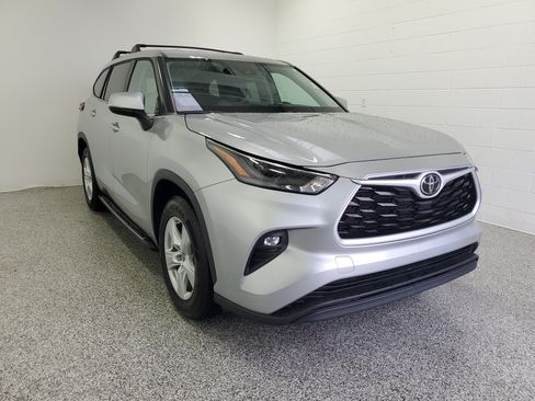 Used 2023 Toyota Highlander LE FWD image 4