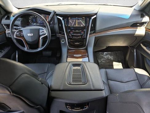 Used 2019 Cadillac Escalade Luxury AWD/4WD image 18
