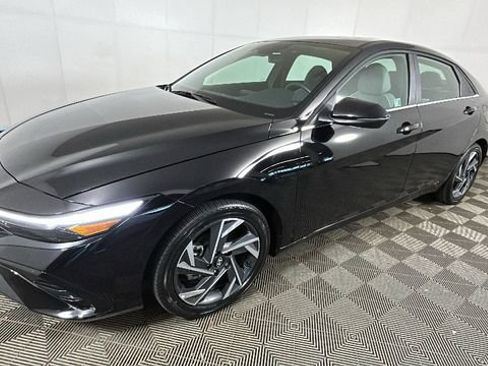 Used 2025 Hyundai Elantra Limited FWD image 7