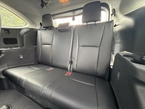 Used 2023 Toyota Highlander Limited FWD image 10