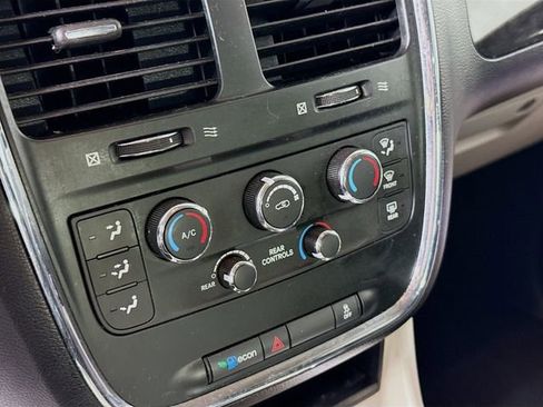 Used 2012 Dodge Grand Caravan SXT FWD image 16