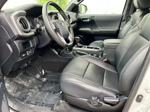 Used 2019 Toyota Tacoma TRD Off-Road AWD/4WD image 16