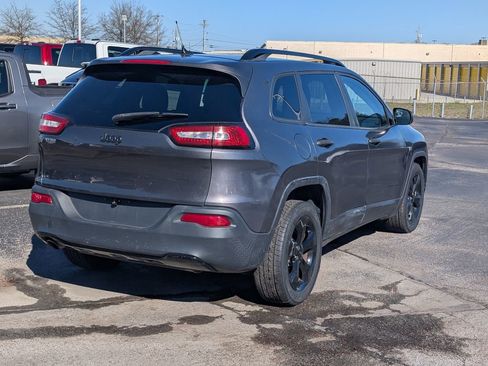 Used 2017 Jeep Cherokee Sport image 3