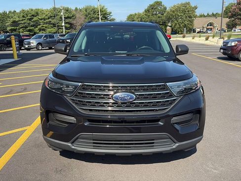 Used 2023 Ford Explorer XLT image 3