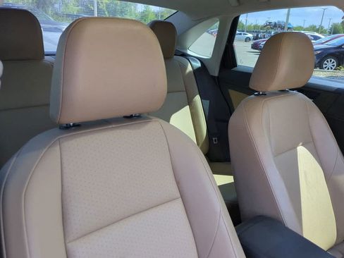 Used 2019 Volkswagen Jetta SEL w/ Cold Weather Package FWD image 7