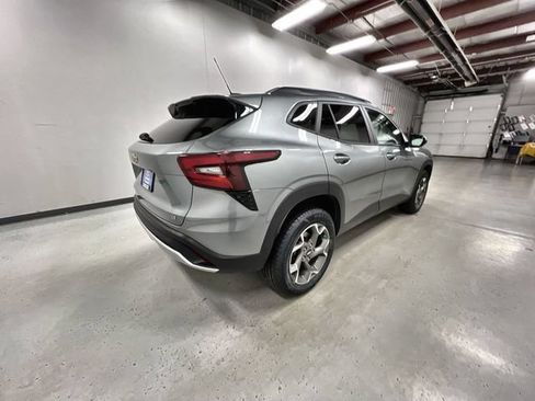 Used 2025 Chevrolet Trax LT FWD image 8