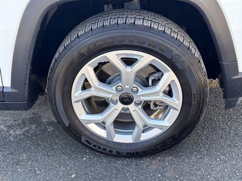 Used 2025 Jeep Compass Latitude w/ Sun & Sound Group image 11