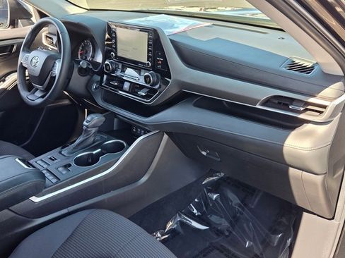 Used 2022 Toyota Highlander LE image 21