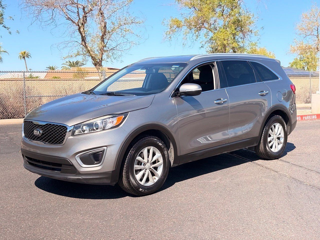 Used 2017 Kia Sorento FWD image 2