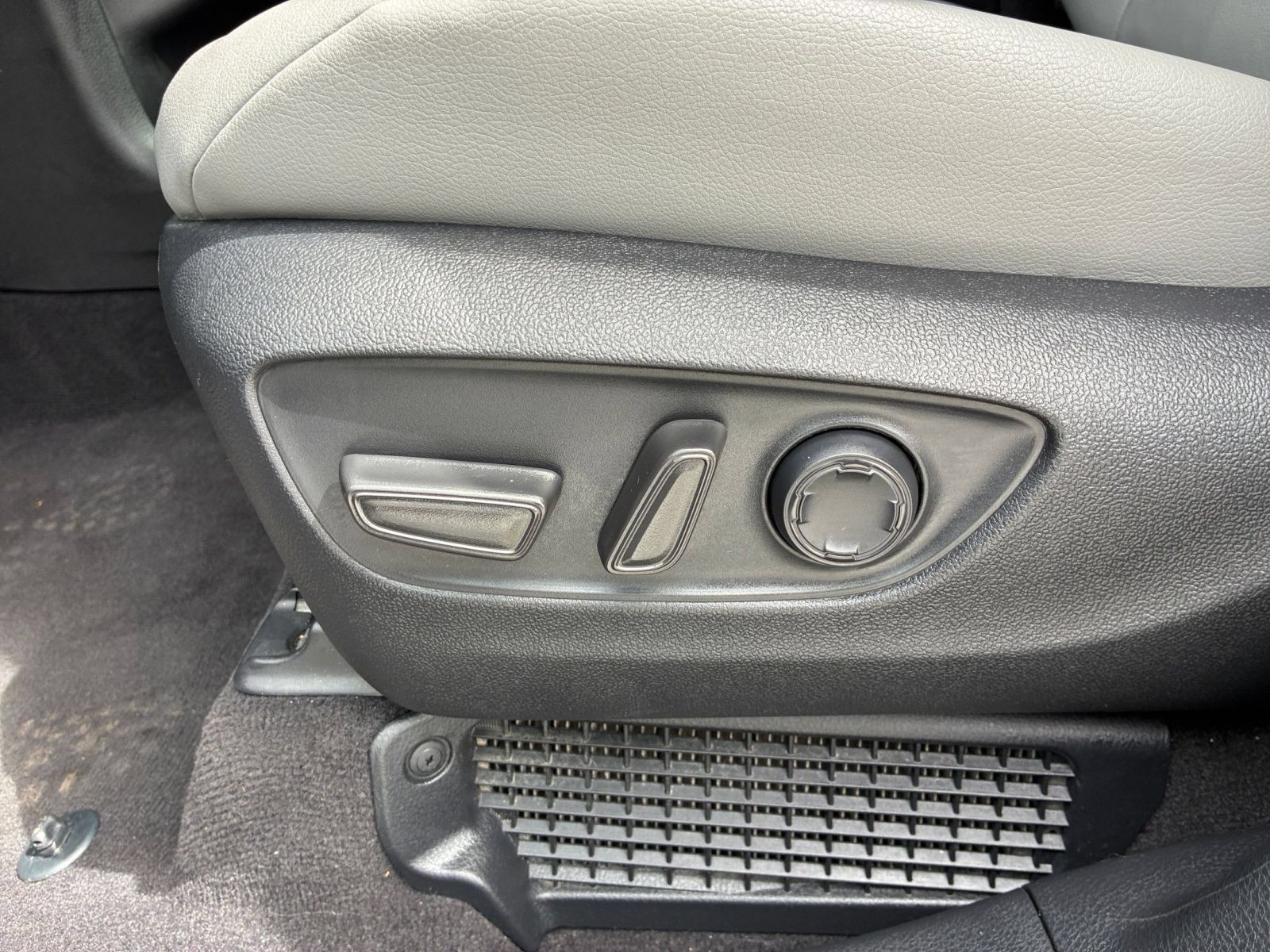 Used 2025 Toyota Sienna XLE FWD image 21