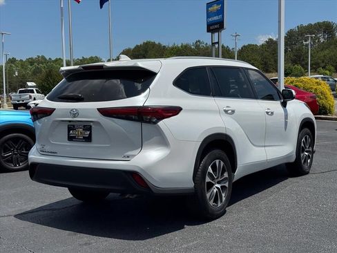 Used 2023 Toyota Highlander XLE FWD image 3