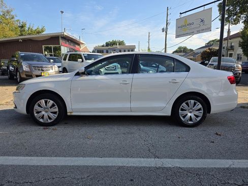 Used 2013 Volkswagen Jetta SE FWD image 2