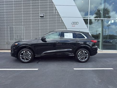 Used 2025 Audi Q5 Premium Plus w/ Premium Plus AWD/4WD image 3