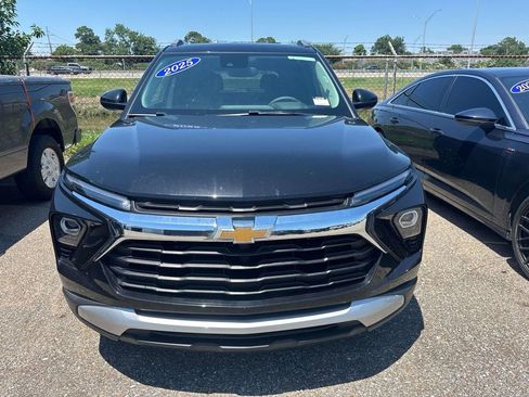 Used 2025 Chevrolet TrailBlazer LT FWD image 2