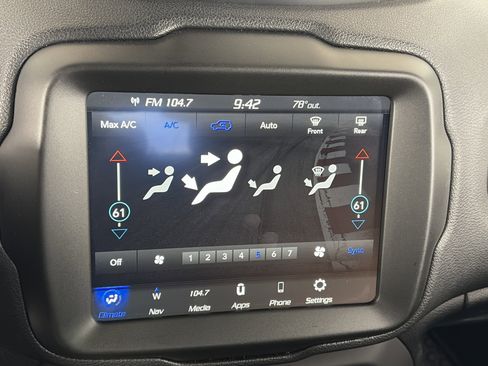 Used 2023 Jeep Renegade Latitude AWD/4WD image 18