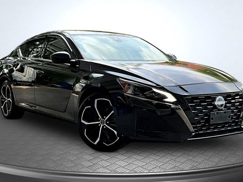 Used 2024 Nissan Altima 2.5 SR FWD image 2