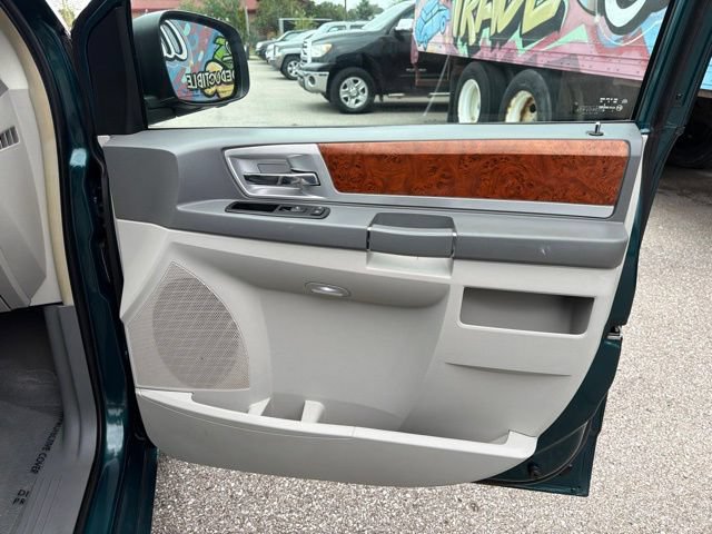 Used 2009 Chrysler Town & Country Touring w/ Entertainment Group #2 FWD image 30