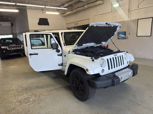 Used 2014 Jeep Wrangler Unlimited Sahara w/ Dual Top Group AWD/4WD image 9