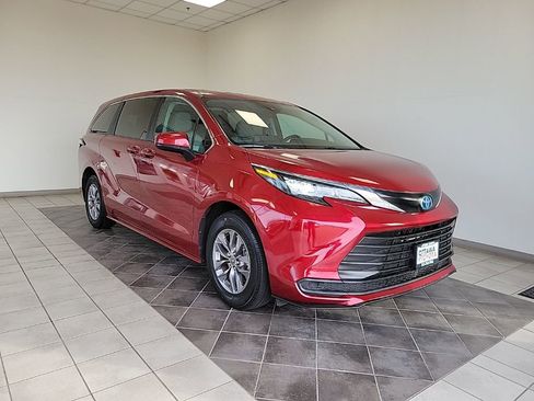 Used 2024 Toyota Sienna LE image 1