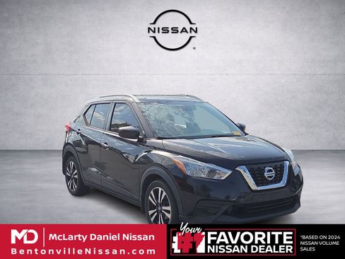 Used 2019 Nissan Kicks SV FWD image 1