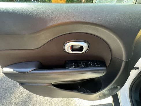 Used 2016 Kia Soul + FWD image 14