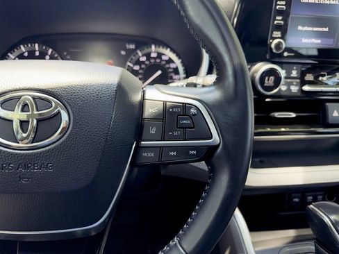 Used 2021 Toyota Highlander XLE AWD/4WD image 13